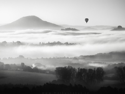 Let nad mračným mořem --- A flight over a cloudy see